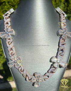 Collar de cruz de lujo elaborado en plata de ley 925 con diamantes de laboratorio VVS1 estilo baguette - Product Image 1