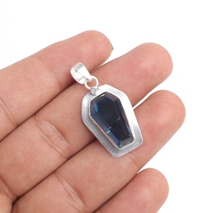 Colgante artesanal de plata de ley 925 unisex con topacio azul de corte ataúd y engaste de latón, joyería de diseño. - Product Image 3