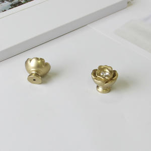 Bouton de luxe durable en alliage de zinc doré avec poignée en cristal pour armoire de cuisine, table de chevet, tiroir de salle de bain - Product Image 2