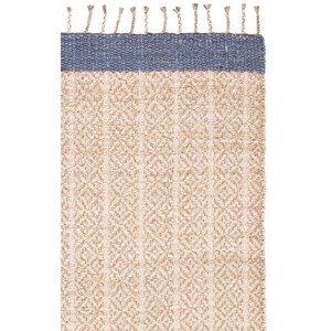 Alfombra de yute de textura natural y orgánica con materiales ecológicos para una adición elegante y duradera a cualquier decoración del hogar. - Product Image 6