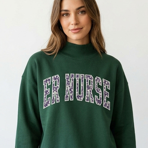 เสื้อสเวตเชิ้ตคอเต่าพิมพ์ลายตัวอักษรสำหรับพยาบาล ER ทรงโอเวอร์ไซส์ สไตล์ลำลองสำหรับผู้หญิง เสื้อสเวตเชิ้ตคอกลมทรงโอเวอร์ไซส์ ลายกราฟิกตัวอักษรแบบ Varsity แขนยาว - Product Image 2