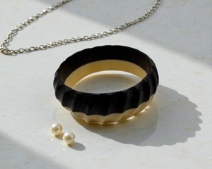 Anillo Moderno de Resina con Diseño de Ondas Negras y Doradas, un Regalo Novedoso y Exquisito para Uso Personal - Product Image 6