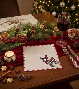 Serviettes de cocktail de Noël personnalisées brodées rennes, bordure rouge, sous-verres en lin naturel réutilisables pour événements domestiques et bars - Vente en gros - Product Image 1