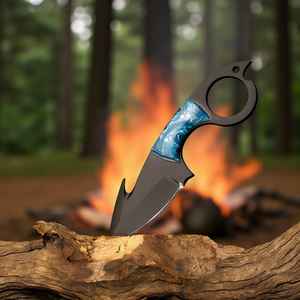 Cuchillo de caza y desollado de acero de alto carbono, hecho a mano y personalizado, con gancho para el intestino, mango con el mejor diseño y recubrimiento negro, y funda de alta calidad. - Product Image 1