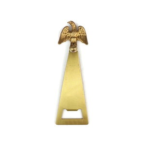 Abridor de botellas metálico dorado con un diseño elegante y detalles de texto de buena suerte, creando un accesorio impresionante para fiestas. - Product Image 5