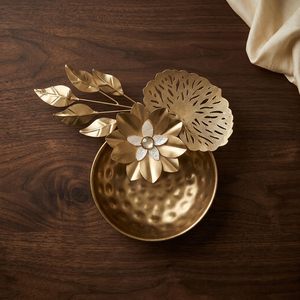 Bol décoratif en métal fait main avec motif floral doré, style bohème, décoration d'intérieur - Product Image 3