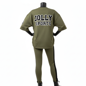 Ensemble femme haut de gamme : T-shirt vert olive en coton, polyester et élasthanne 200 GSM et legging noir 240 GSM avec logo imprimé en relief - Product Image 2