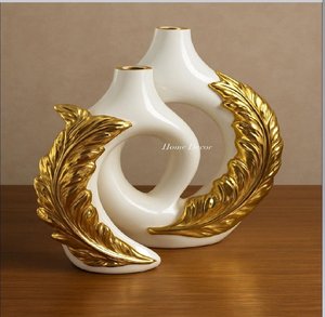 Jarrón luminoso blanco en forma de tulipán con texturas de hojas intrincadas. Arte en porcelana brillante disponible a precios de mayorista. - Product Image 4