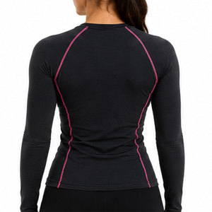 Camiseta Deportiva de Compresión para Mujer con Tejido de Alto Rendimiento, Propiedades de Absorción de Humedad y Diseño Atlético Cómodo - Product Image 2