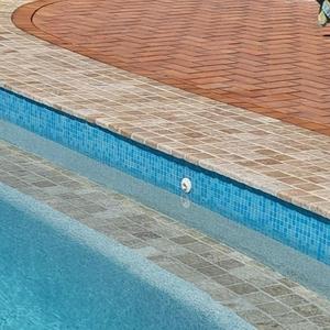 Dalles épaisses antidérapantes en grès beige pour piscine moderne et spa/villa extérieurs - Product Image 4