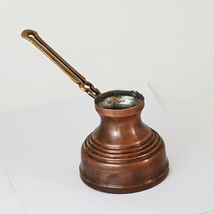 Cafetière turque en cuivre avec base étagée et longue poignée, pot turc traditionnel pour la préparation du café - Product Image 1
