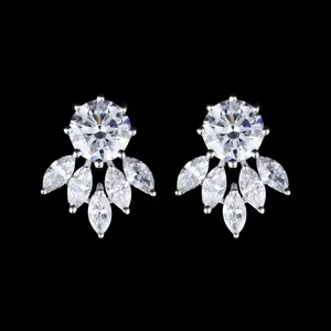 Pendientes de Diamantes con Corte Redondo en Forma de Flor, Pendientes de Diamantes Naturales, Pendientes de Diamantes Cultivados en Laboratorio de 14K, Pendientes de Diamantes Chapados en Oro - Product Image 1