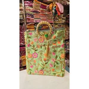 Bolsas de regalo tradicionales para bodas de mujeres, recuerdos de Haldi y Mehendi, bolsas de regalo para novios, recuerdos indios de Sangeet, Mehndi y Nikkah. - Product Image 1