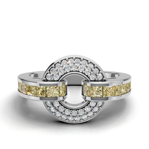 Bague classique en or jaune 18 carats avec diamant taille princesse et diamants pavés ronds, bague de luxe élégante - Product Image 1