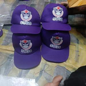 Gorras de béisbol ajustables en verde y marrón con el logotipo con un gráfico de escudo y globo terráqueo - Product Image 3