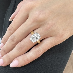 Bague de fiançailles en or blanc et jaune 14 carats avec diamant taille émeraude de 5,12 carats, certifié IGI, solitaire. - Product Image 2
