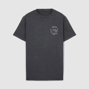 เสื้อยืดแขนสั้นสีเทาเข้มสำหรับผู้ชาย พิมพ์ลายโลโก้ด้านหน้า ทรงลำลอง ผ้าคอตตอนเจอร์ซีย์ คอกลม - Product Image 1