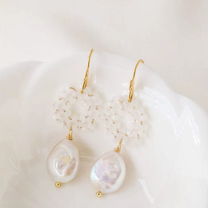 Pendientes de Aro con Perlas Barrocas y Cristales Blancos, Joyería Romántica para Novia, Plata de Ley 925, Chapado en Oro de 14K - Product Image 1