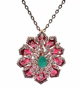 จี้ทองคำประดับเพชรชมพู 9 เม็ด เพชรเขียว 1 เม็ด และประดับด้วยเพชรเม็ดเดี่ยว จี้เพชรทองคำ จี้มุก เครื่องประดับแฟนซี - Product Image 1