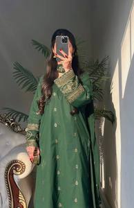 Elegante Conjunto Kurti Palazzo Verde Oscuro Bordado con Dupatta para Mujer, Traje Étnico de Diseñador para Fiesta con Bordado Zari y Hilo - Product Image 2