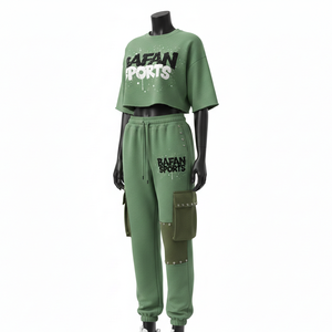 Ensemble pantalon et haut court en molleton de coton et polyester premium 300 GSM vert sauge pour femme, avec poches cargo et logo imprimé sur écran - Product Image 4