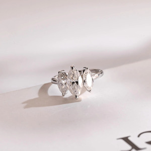 Bague en or blanc 14 carats avec trois diamants de laboratoire taille marquise - Product Image 1