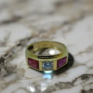 Bague élégante en or, design élégant pour homme et femme, bague avec pierre précieuse rouge et diamant central - Product Image 2