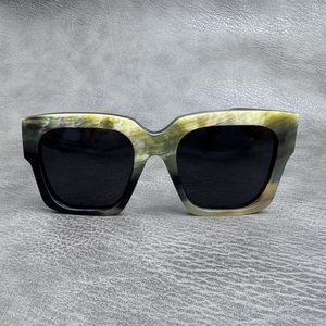 Lunettes rectangulaires en corne faites à la main, montures artisanales polies, écologiques - Product Image 6