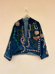 เสื้อแจ็คเก็ตกำมะหยี่ซูซานีขายส่ง ปักลายดอกไม้สไตล์โบฮีเมียน เสื้อแจ็คเก็ตสั้นสำหรับฤดูหนาว สไตล์ชาติพันธุ์สำหรับผู้หญิง ของขวัญสำหรับเธอ - Product Image 1