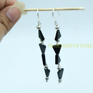 Pendientes colgantes con cuentas triangulares de ónix negro natural |   Pendientes de Gancho Hechos a Mano en Plata de Ley 925 |   Joyería Geométrica Minimalista - Product Image 6