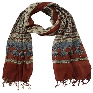 Écharpe carrée en polyester, impression logo personnalisée, motif feuille, durable, légère, vente en gros, faite à la main, pour femmes, hommes, adultes, mode quotidienne - Product Image 1