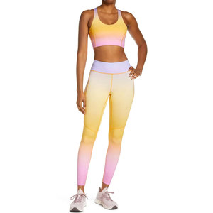 Conjunto de yoga para mujer, de color liso, que absorbe el sudor, con aberturas, sujetador deportivo de soporte medio con tirantes cruzados y leggings de cintura alta, ropa deportiva transpirable - Product Image 1