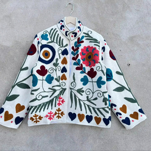 Chaqueta de algodón blanca de invierno para mujer, estilo Suzani, con bordado floral multicolor, estilo bohemio, étnico, hecho a mano, transpirable, corta. - Product Image 1