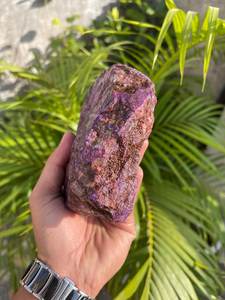Pierre brute de Sugilite en gros |   Fabricant et fournisseur de cristaux de sugilite violette brute |   Poids brut des pierres lapidaires 769 g - Product Image 4