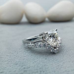 แหวนแต่งงานรูปหัวใจทันสมัยจาก D'VINS JEWELS ประดับเพชรทรงบริลเลียนต์สี D ชุบทองคำขาว พร้อมใบรับรอง - Product Image 3