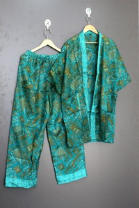 Kimono de Seda para Mujer con Conjunto de Pijama, Conjunto de Satén Suave para Descansar, Ropa de Dormir Nupcial, Diseño Personalizado, Ropa de Estar por Casa Estilo Occidental para Mujer - Product Image 4