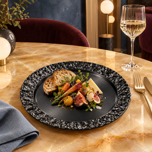 Assiette de service ronde à bord martelé noir avec centre en métal brossé | Plateau moderne texturé pour des dîners de luxe et élégants - Product Image 2