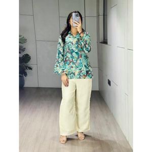 Un élégant plazo avec un kurti court présente un magnifique haut coloré orné de feuilles dorées, il possède des manches longues légèrement froncées. - Product Image 1