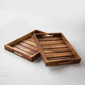 Bandeja de madera de acabado liso hecha de madera maciza con construcción de listones y asas para presentar té, café y bocadillos. - Product Image 1