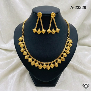 ชุดเครื่องประดับ MOLL JEWELLERS ทอง 14K ชุบทองบนโลหะผสมสังกะสี ลายดอกไม้ ประกอบด้วยสร้อยคอ ต่างหู แหวน ประดับด้วยเพชรซิร์คอน สำหรับผู้หญิง เหมาะสำหรับงานแต่งงาน งานหมั้น และงานเลี้ยง - Product Image 1