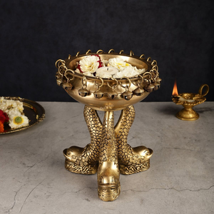 Élégante statue de vache Kamdhenu en laiton avec veau. Design traditionnel complexe. Idéal pour le Vastu. Disponible à des prix de gros avantageux - Product Image 4
