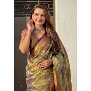 ผ้าไหมซารีทอมือลายดั้งเดิม Dharmavaram Leheriya ของ Elite Weaves ประดับด้วยดิ้นทอง  ชุดราตรีสีไวน์สุดหรู - Product Image 4