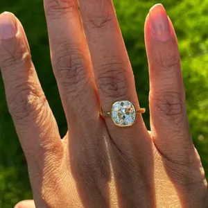 Anillo de compromiso Tishya Diamond de 4.30 quilates con moissanita de laboratorio de corte cojín, estilo mina antigua, engaste de bisel, certificado IGI, oro amarillo macizo de 14k - Product Image 5