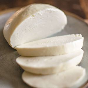 Fromage mozzarella authentique, saveur riche et naturelle, idéal pour les pizzas, les pâtes et les recettes gourmandes - Product Image 6