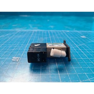 Válvula Solenoide de 3 Puertos CKD 3PA110-D2, Usada, Piezas de Equipos Legacy Semiconductor - Product Image 2