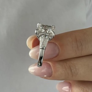 Anillo de Compromiso de Tres Piedras con Diamante Cultivado en Laboratorio de 5 Quilates, Corte Princesa, Certificado IGI, Diseño Único, Baguettes Cónicas, Triada, Oro Blanco de 18K - Product Image 2