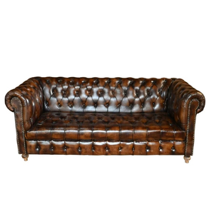 Sofá de Tres Plazas de Cuero Buff de Alta Demanda, Modelo Chesterfield, Tapizado en Cuero Buff Genuino a Precio de Exportación - Product Image 1