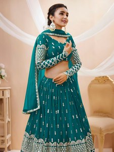 Robe de demoiselle d'honneur en mousseline vert émeraude avec détails perlés et découpés, manches longues, col en V, longueur ras du sol, style ligne A - Product Image 1