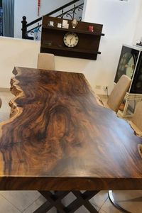 Mesa de Comedor Rectangular de Madera de Nogal Macizo Hecha a Mano con Bordes Naturales y Patas de Madera, Diseño Rústico Moderno para 6 Personas, Ideal para Apartamentos - Product Image 4