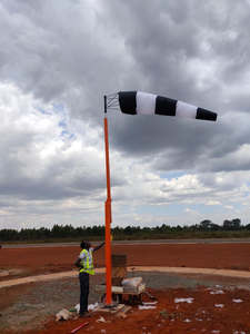 Windsocks โพลีเอสเตอร์สีแดงและสีขาวพร้อมขาตั้ง - Product Image 3